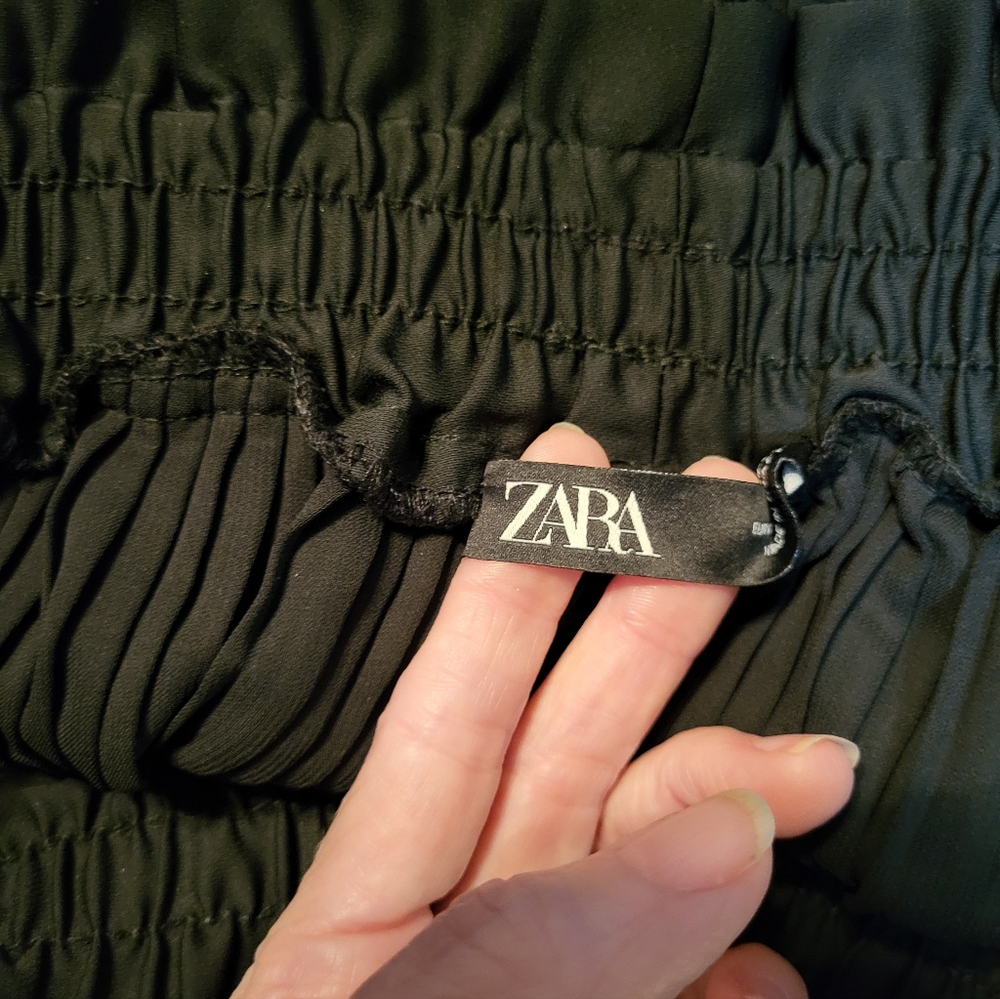 Gorgeous! Zara Black High Wasted, Elastic Pull On Pleated Shorts, Medium, EUC - Picture 4 of 8